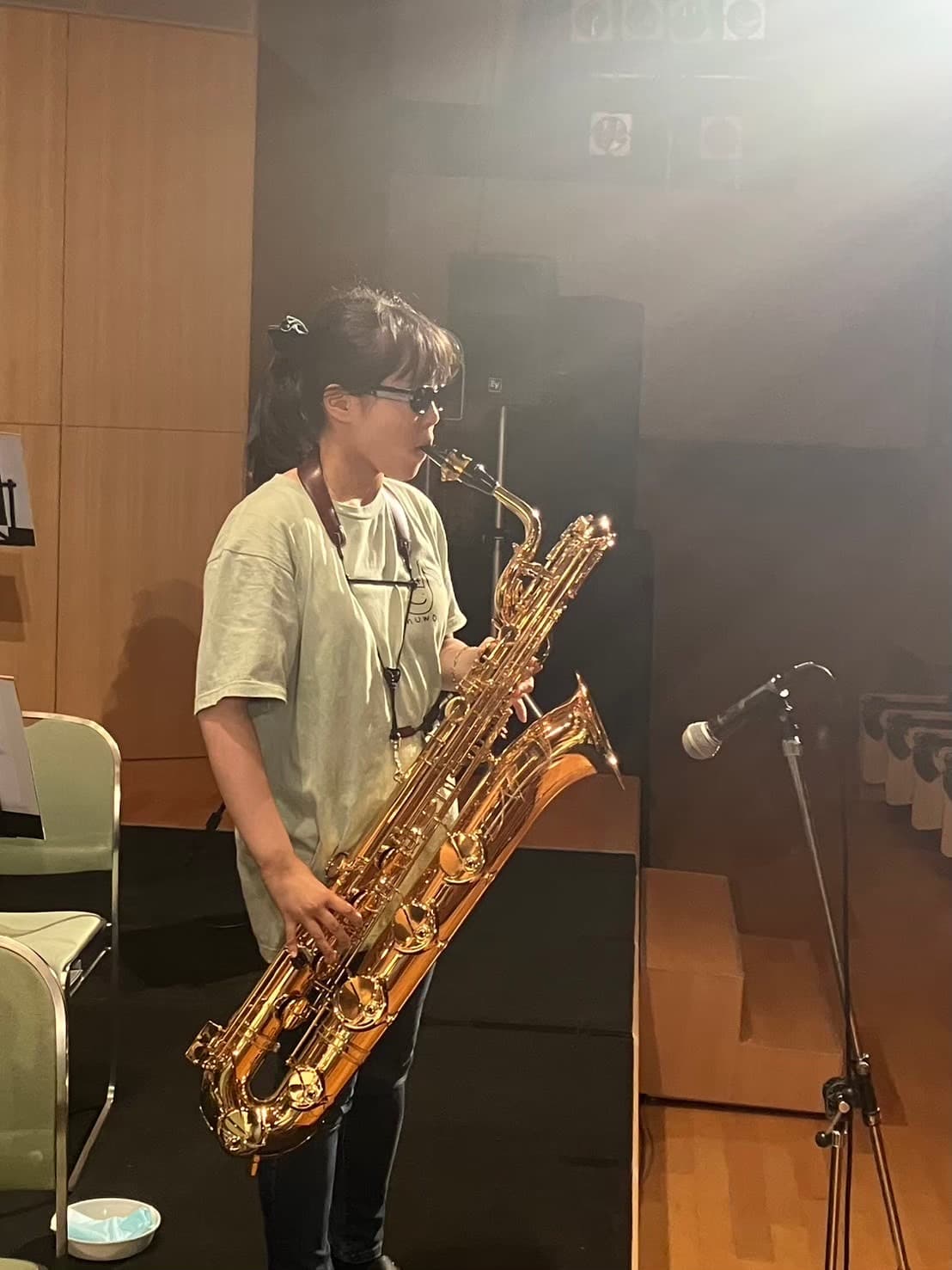 バリトンサックスでソロを吹く藤田愛梨